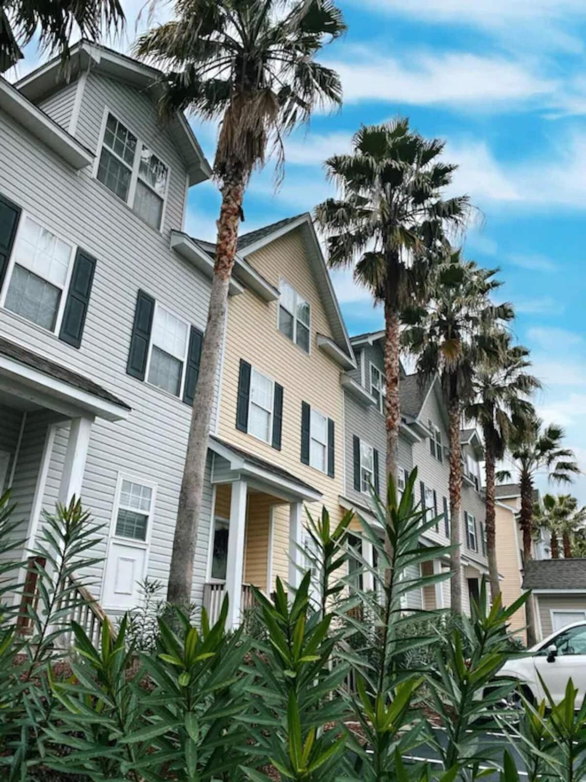 Sunset Serenity!!-tropical Waterfront Oasis-huge Private Patio-10min To Kingst & Beaches Holiday home *