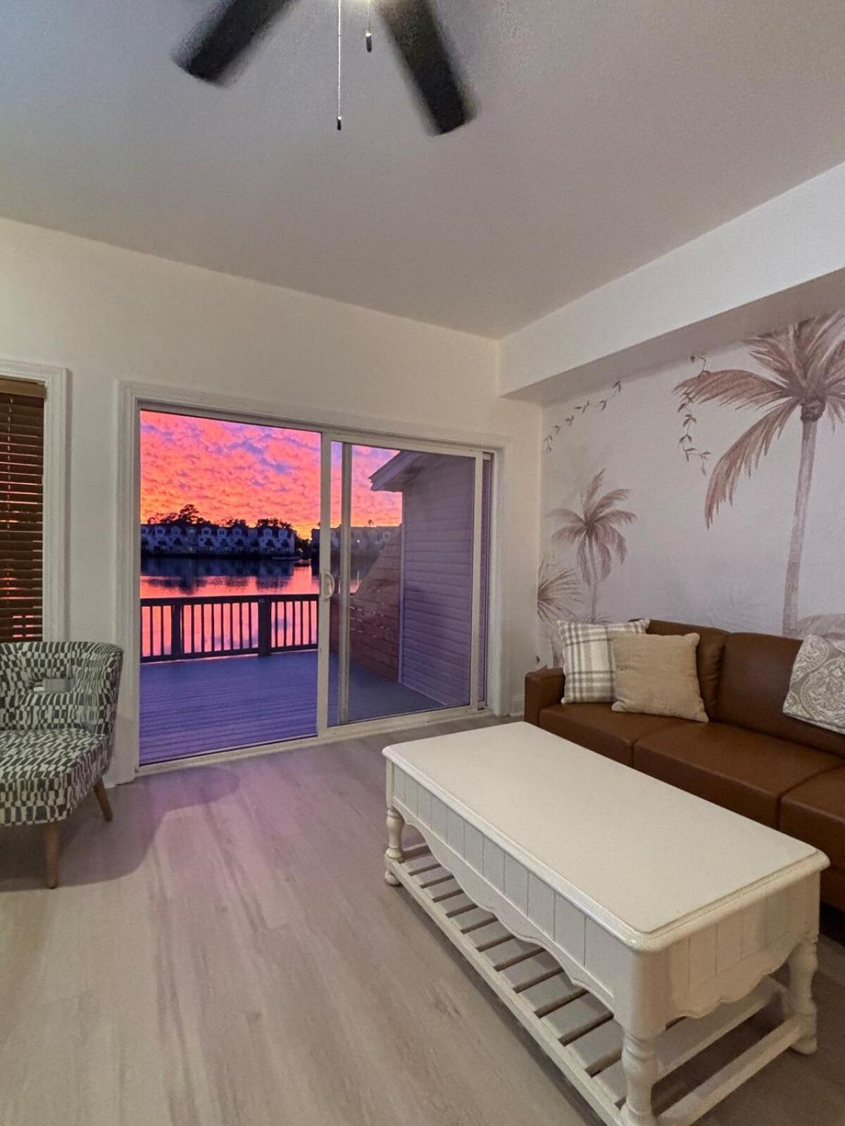 Holiday home Sunset Serenity!!-tropical Waterfront Oasis-huge Private Patio-10min To Kingst & Beaches Charleston