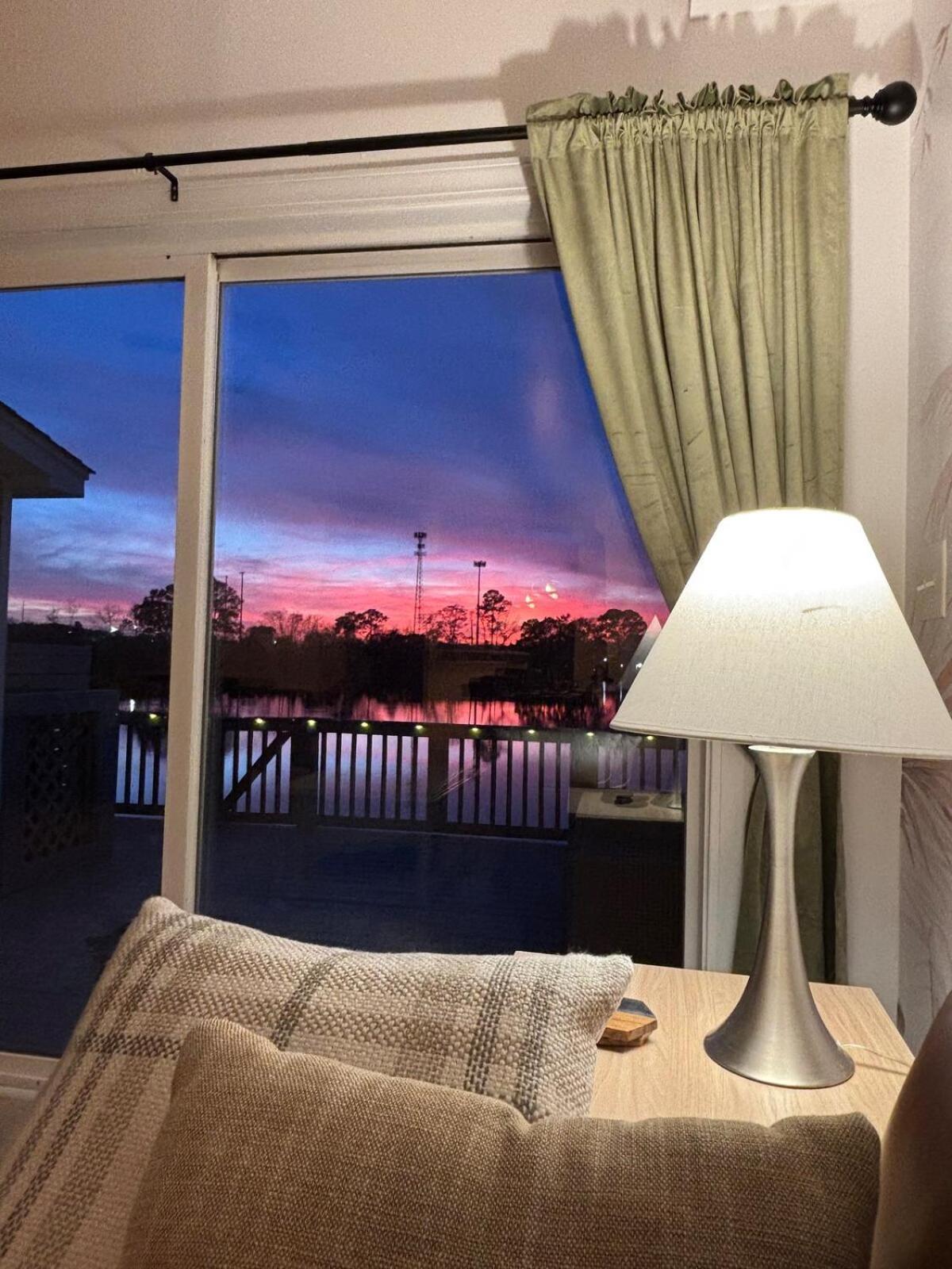 Sunset Serenity!!-tropical Waterfront Oasis-huge Private Patio-10min To Kingst & Beaches * Charleston