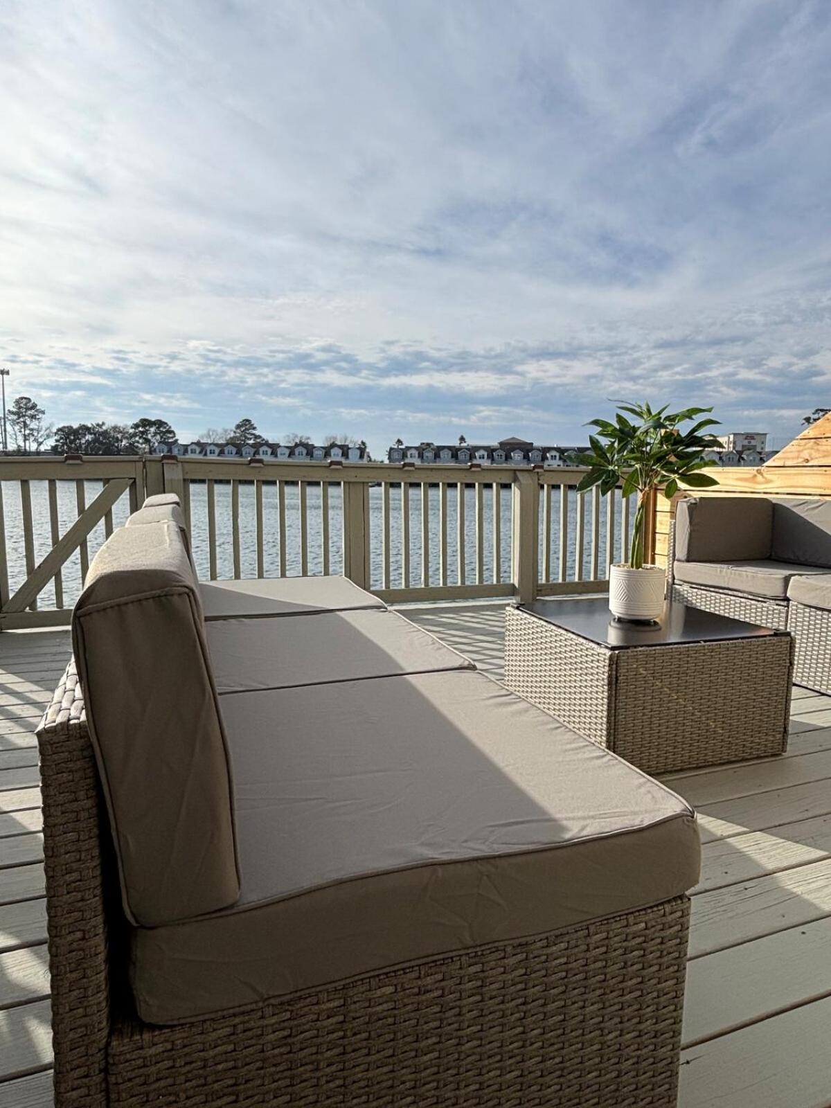 Sunset Serenity!!-tropical Waterfront Oasis-huge Private Patio-10min To Kingst & Beaches * Charleston