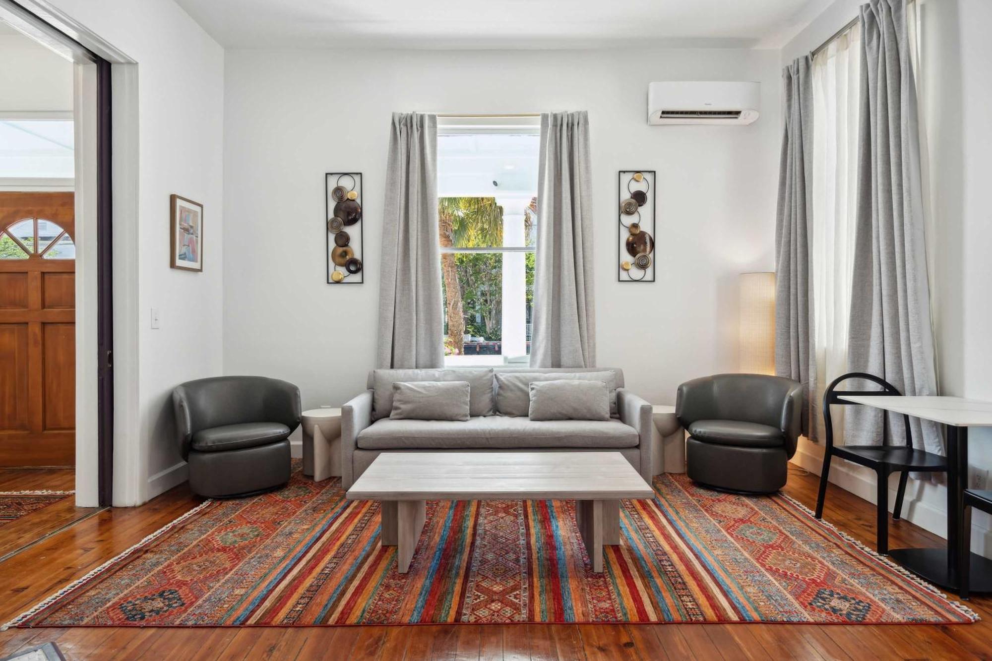 Artsy In Victorian With Heated Salt Water Pool Charleston