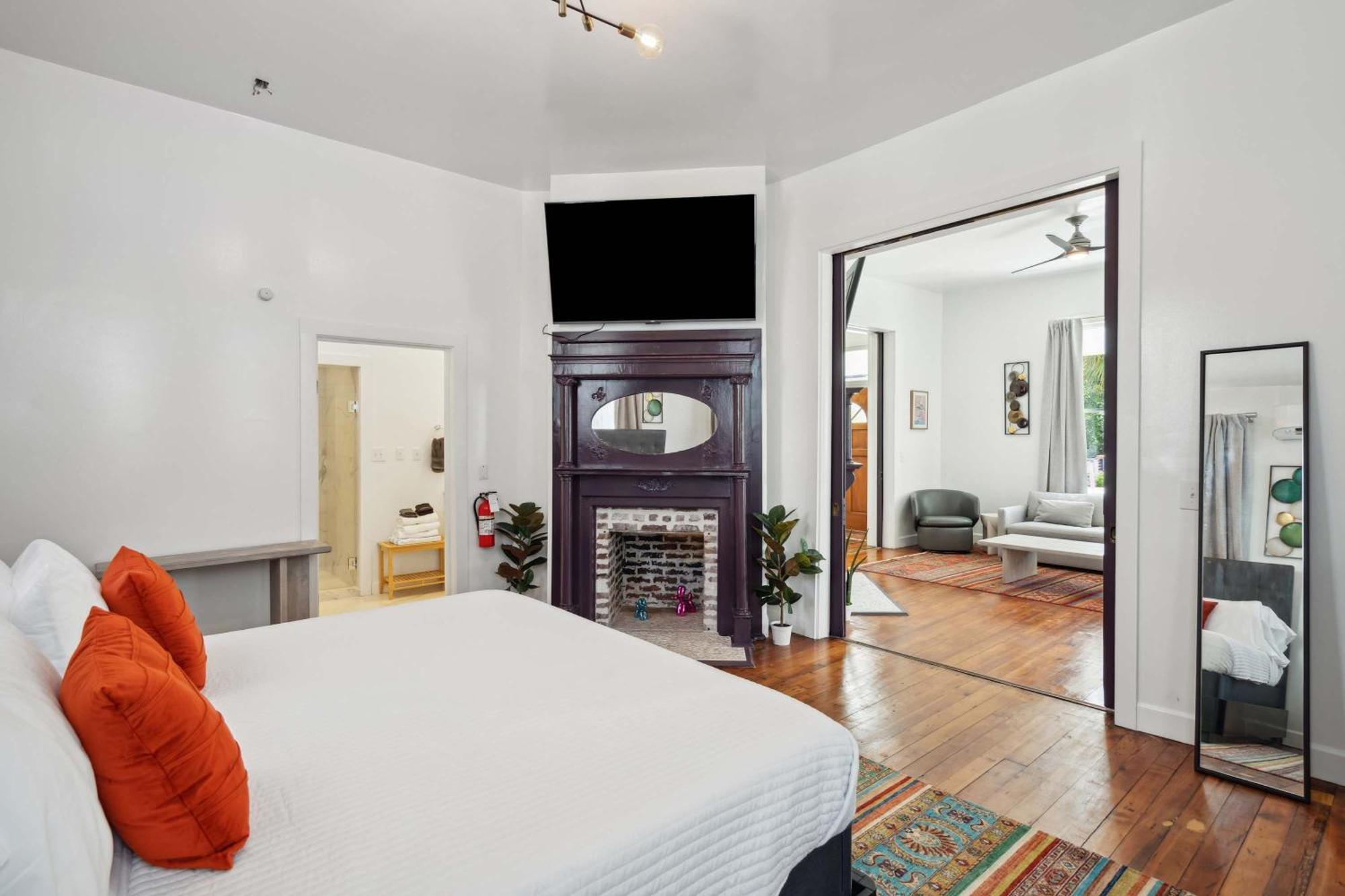 Artsy In Victorian With Heated Salt Water Pool
