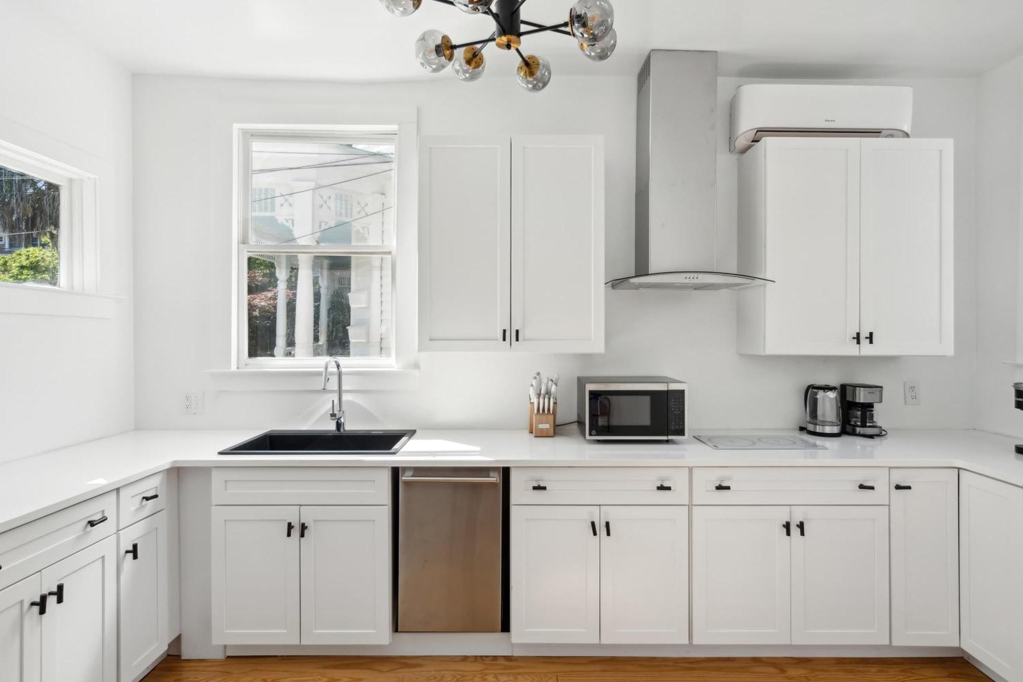 Artsy In Victorian With Heated Salt Water Pool Charleston