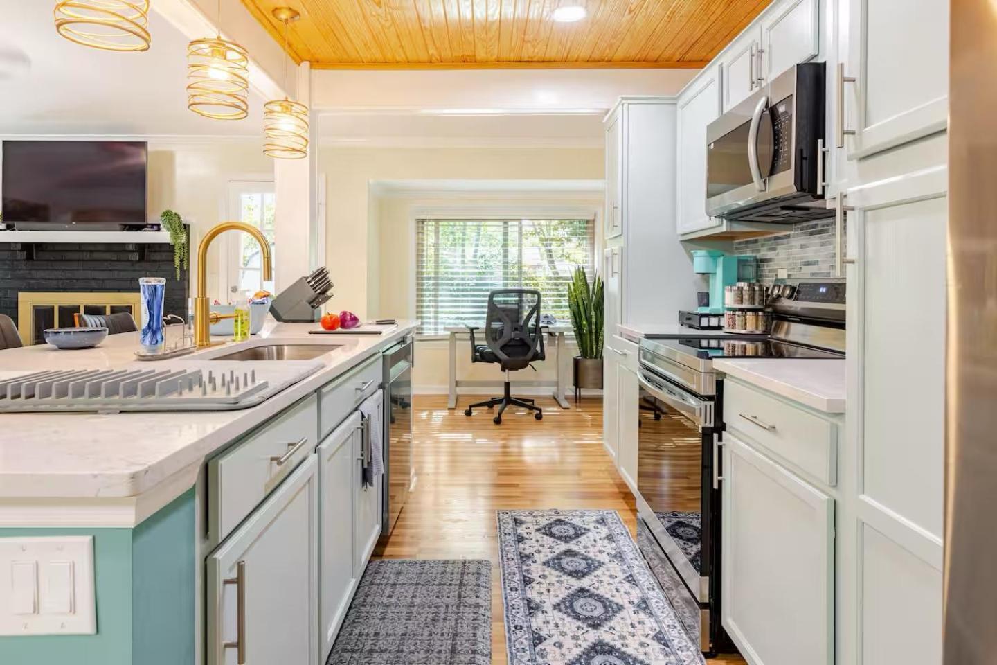 Cozy Retreat Close To Downtown Holiday home