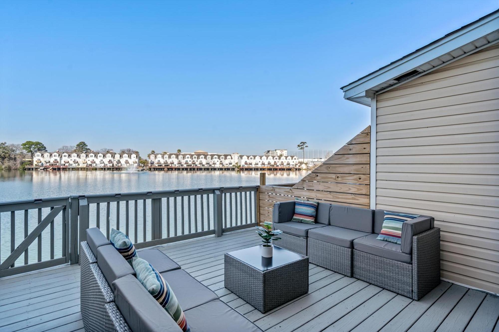 Sunset Serenity!!-tropical Waterfront Oasis-huge Private Patio-10min To Kingst & Beaches Holiday home *