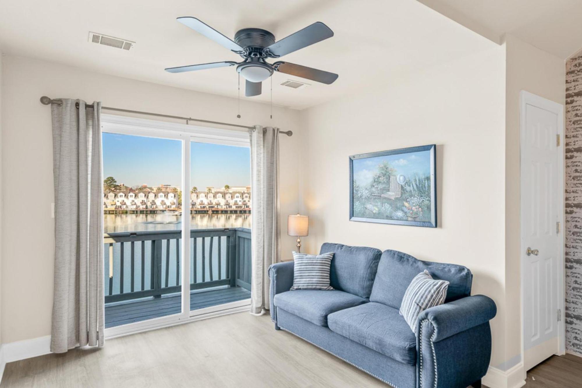 Holiday home Sunset Serenity!!-tropical Waterfront Oasis-huge Private Patio-10min To Kingst & Beaches *