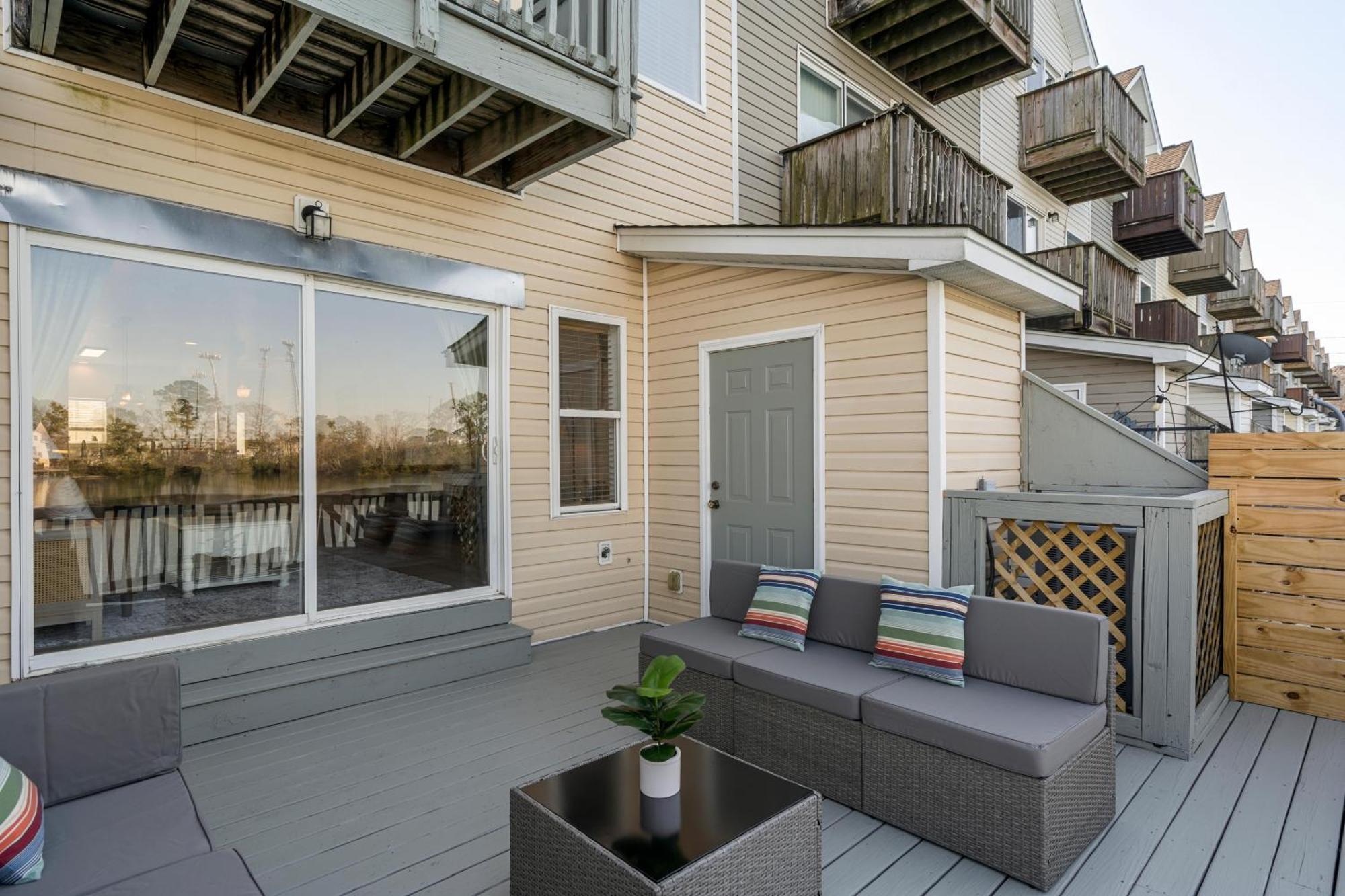 Holiday home Sunset Serenity!!-tropical Waterfront Oasis-huge Private Patio-10min To Kingst & Beaches