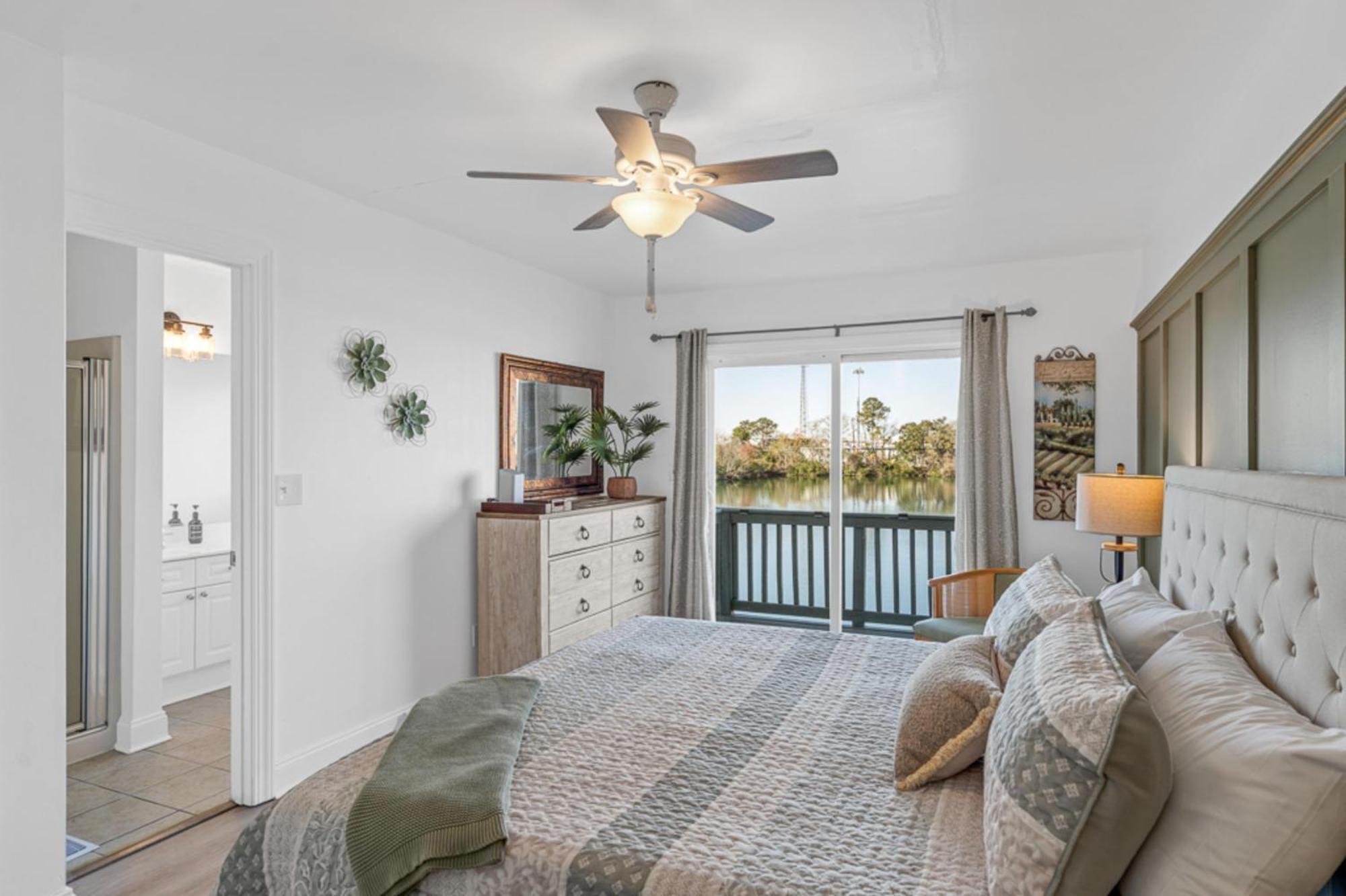Sunset Serenity!!-tropical Waterfront Oasis-huge Private Patio-10min To Kingst & Beaches