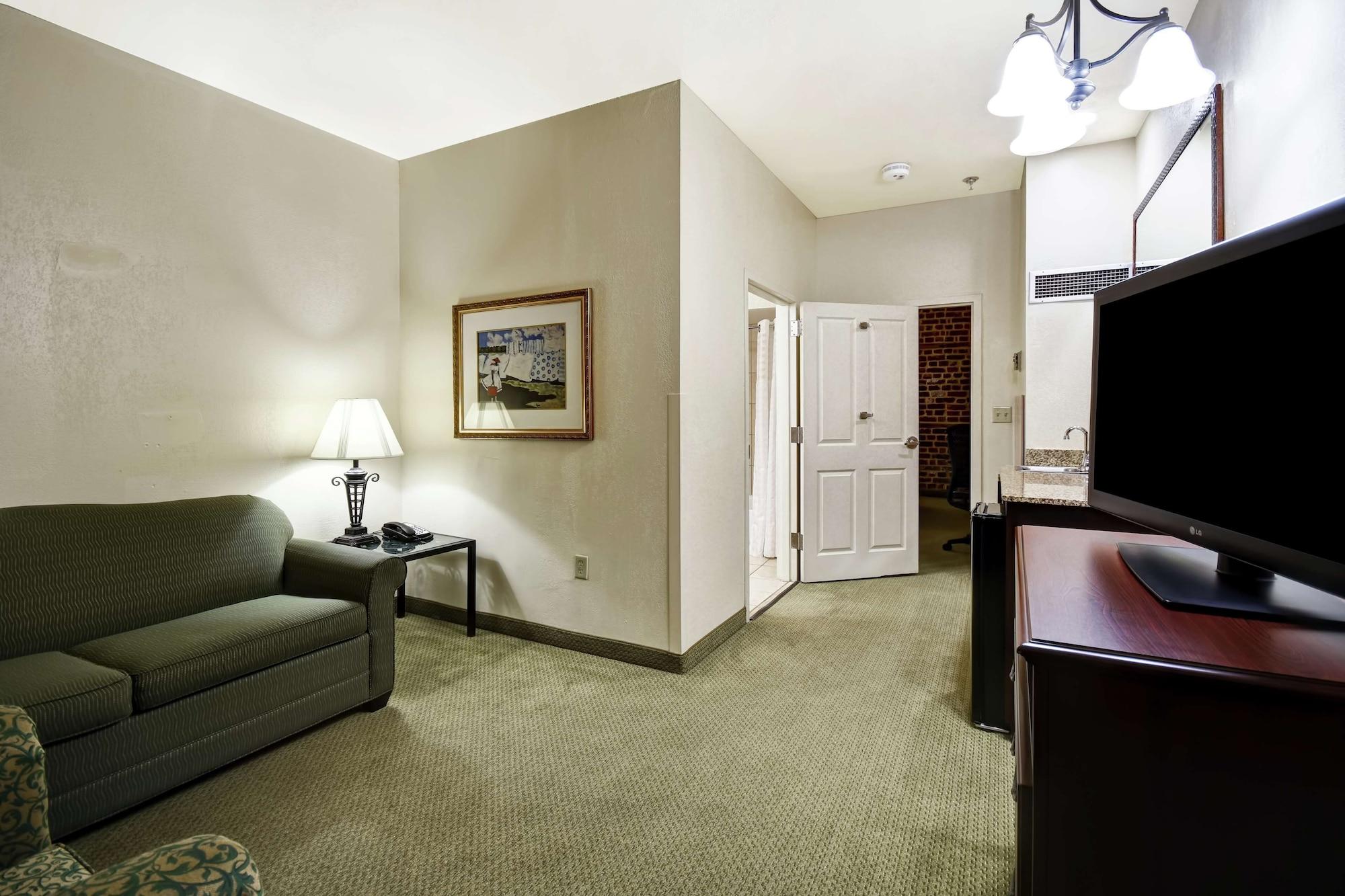 Embassy - Historic District 3*