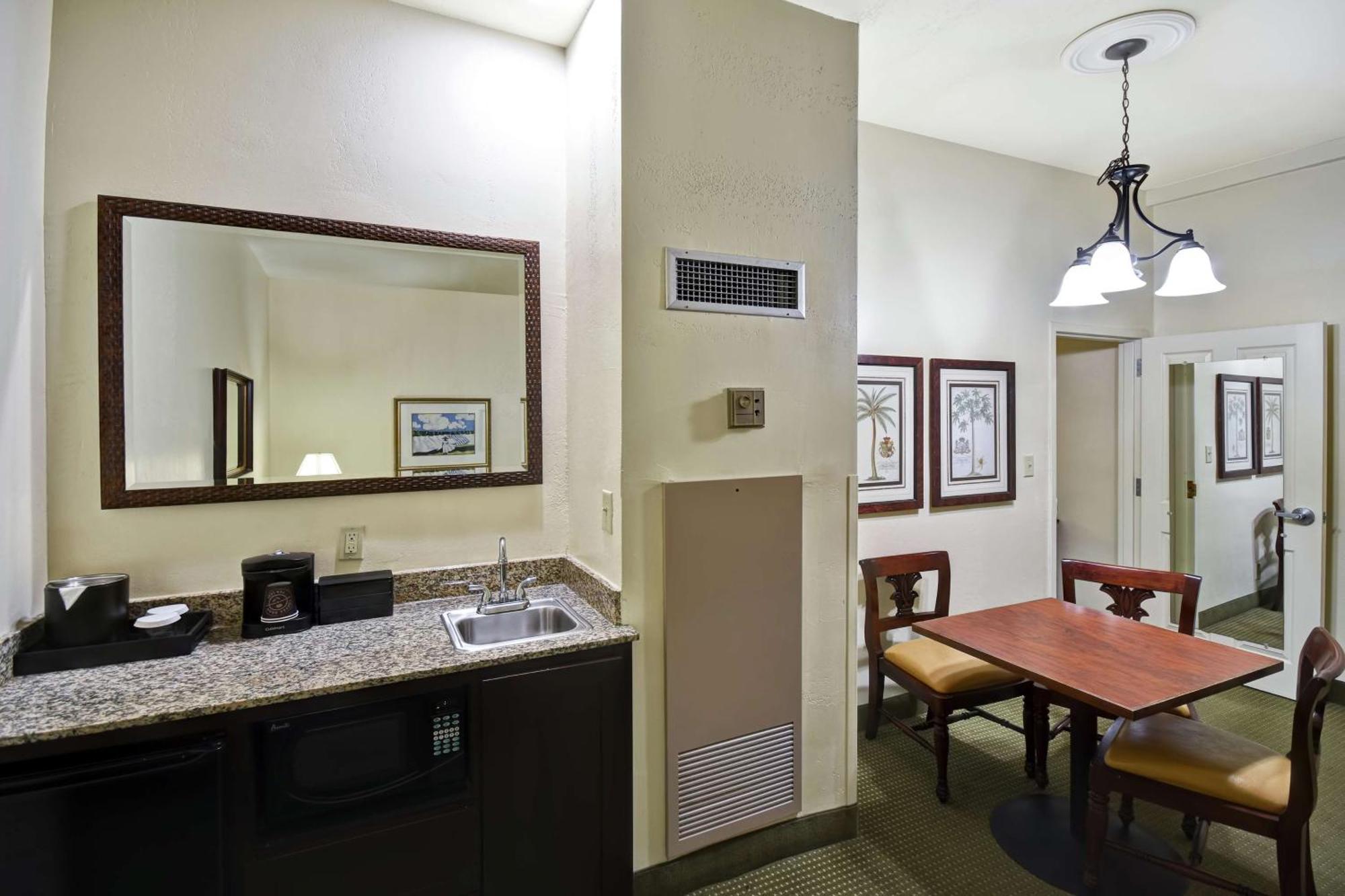Hotel Embassy - Historic District 3*